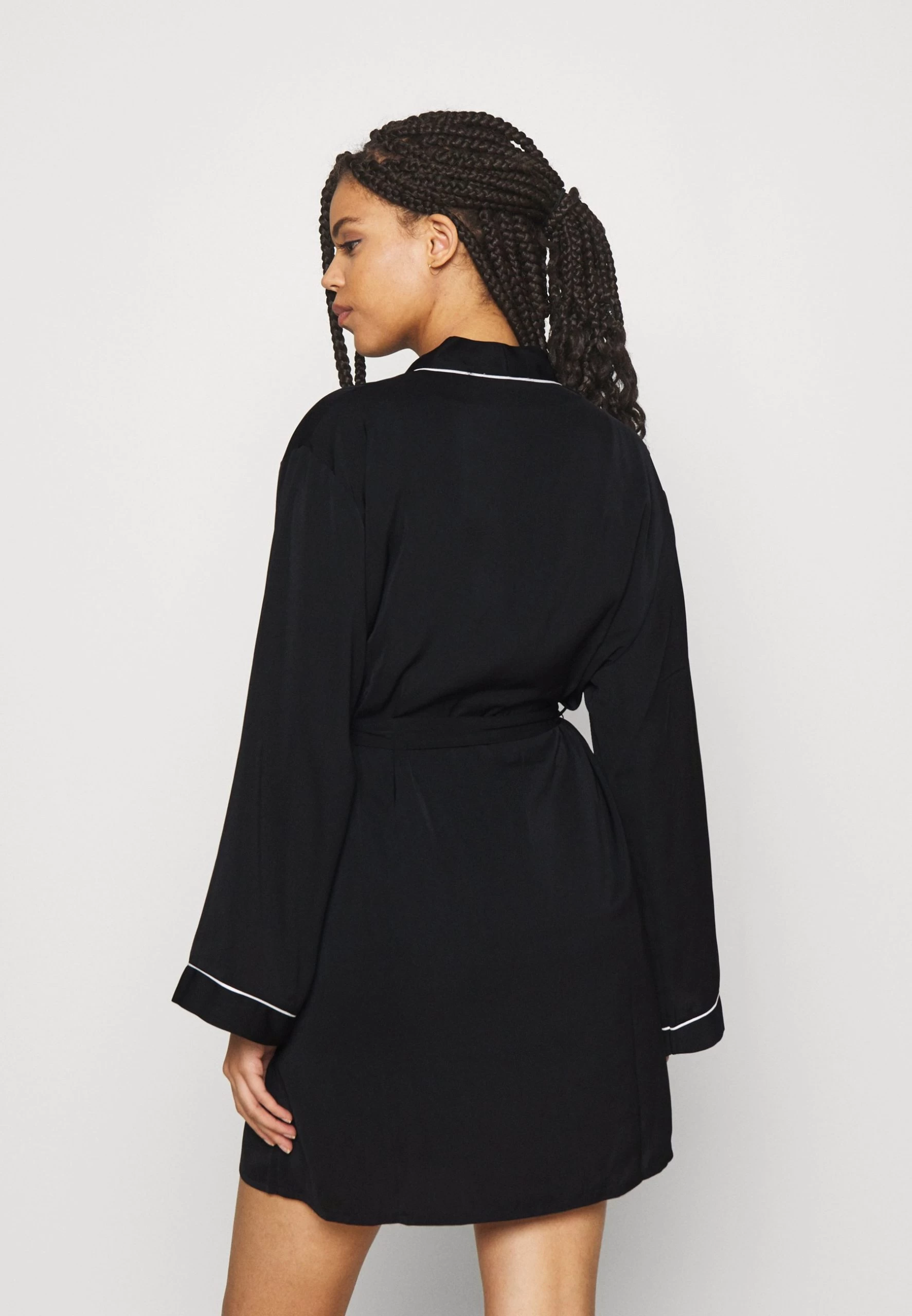 Anna Field AMANDA SATIN DRESSING GOWN - Szlafrok - Black 3 Anna Field AMANDA SATIN DRESSING GOWN - Szlafrok - Black - obrazek 3